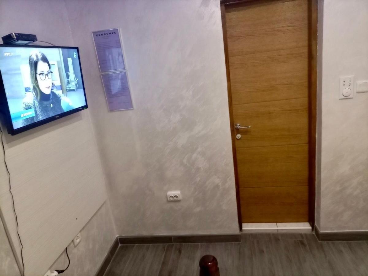 Hostel Grof Mrcajevci Bagian luar foto