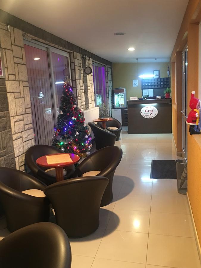 Hostel Grof Mrcajevci Bagian luar foto