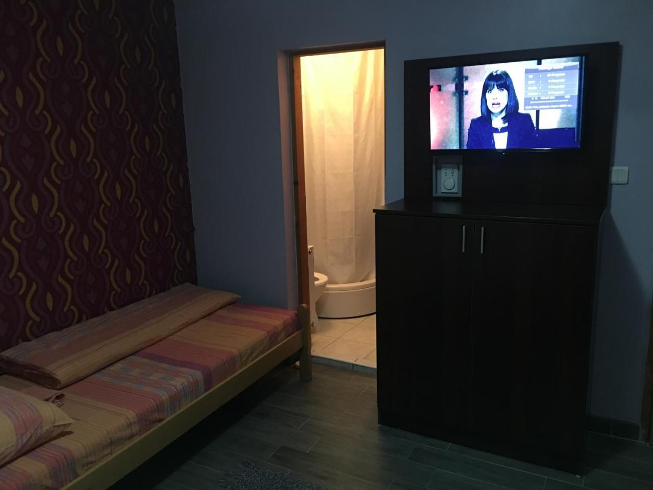 Hostel Grof Mrcajevci Bagian luar foto